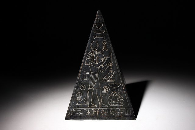 ☆撫子☆鐵隕石金字塔　古代人彫刻　高さ約18.3cm　(検)古代文字 太陽神 神獣 隕鉄 石鉄 彫金字塔 ピラミッド型_画像5