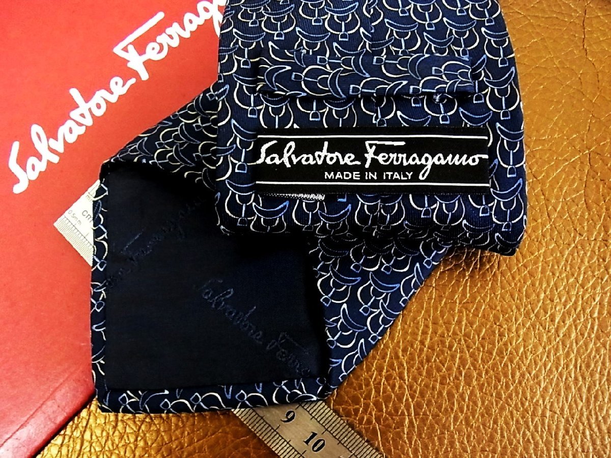 ★並品★4R00343【FERRAGAMO】フェラガモ「馬具 柄」ネクタイ_画像2