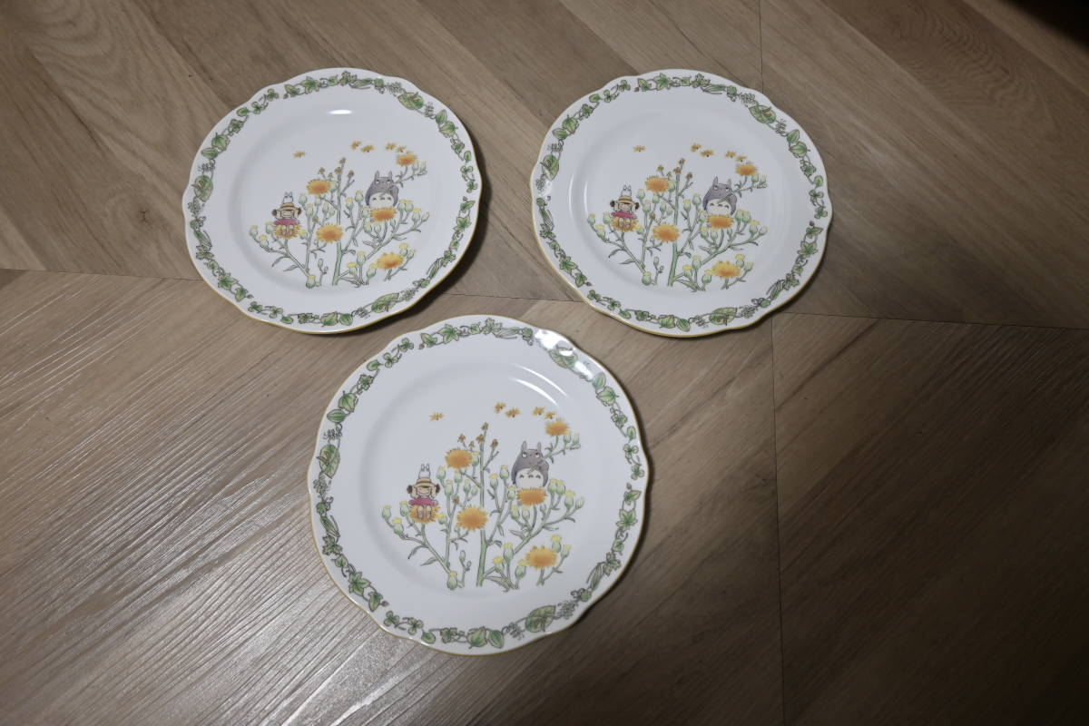 新品 ☆ Noritake /ノリタケ プレート 22cm 3枚Set となりのトトロ(ヨモギ)　 電子レンジ対応 お手軽配送ゆうパックサイズ120にて発送予定_画像1