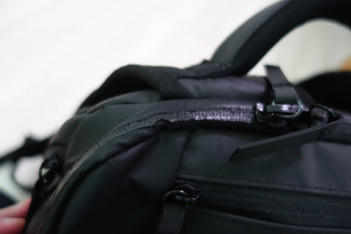 ★NOMATIC Backpack 20L ブラック 中古★_合皮のヒビです。