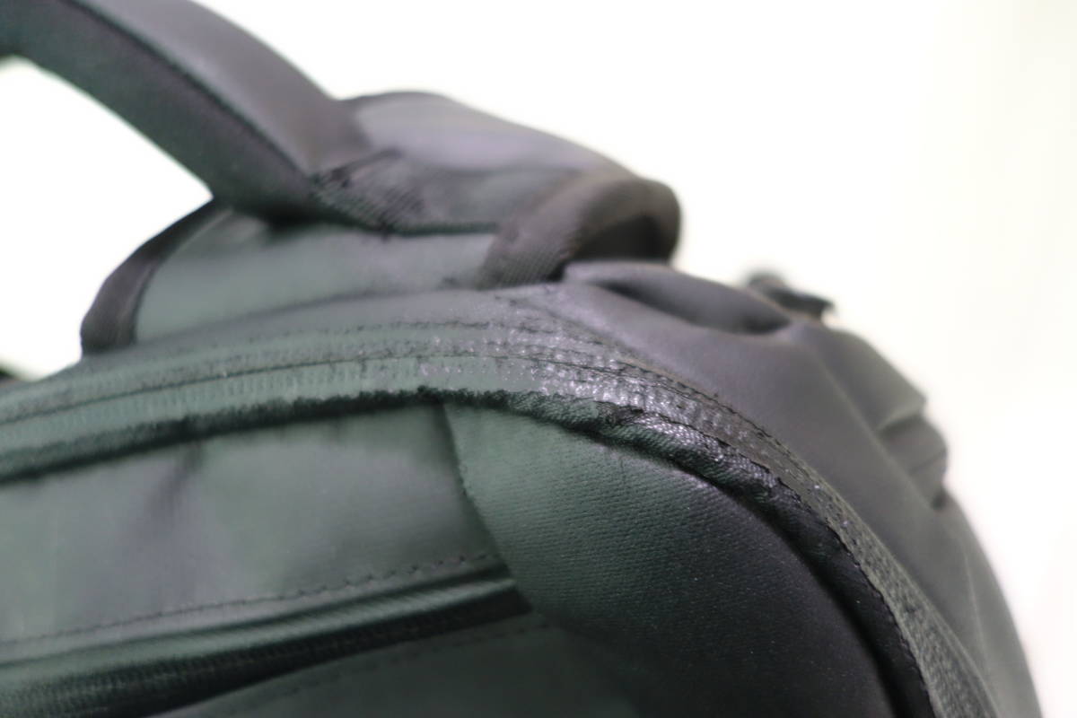 ★NOMATIC Backpack 20L ブラック 中古★_合皮のヒビです。