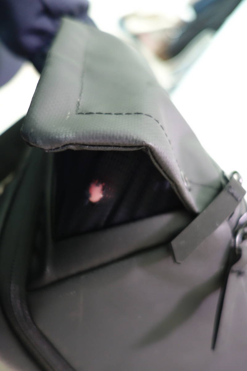 ★NOMATIC Backpack 20L ブラック 中古★_ペットボトル入れの穴です。