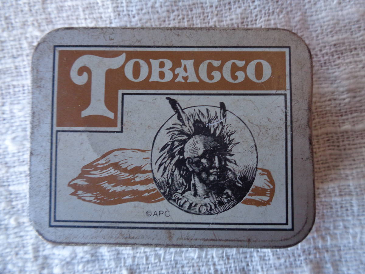 「TOBACCO」と書いてある小さなブリキ缶、(缶の中に大麻草の形の金属が2つ) アメリカ・USA？_画像1