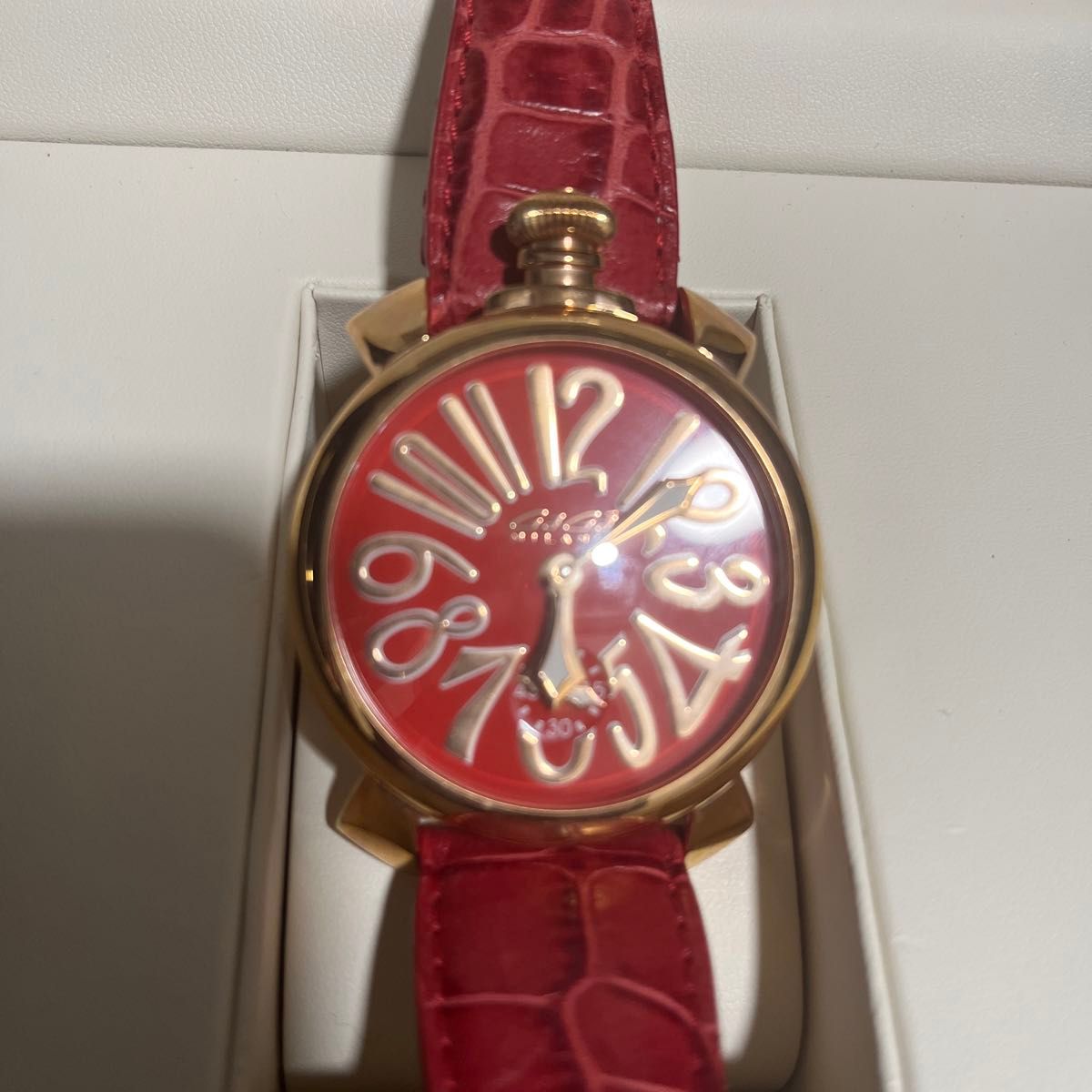 【半額以下】[ガガミラノ] 腕時計 MANUALE48MM レッド文字盤 手巻 5011.13S-RED レッド