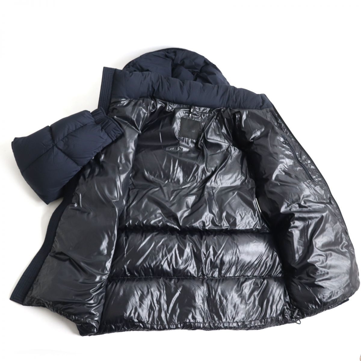 MONCLER(モンクレール)エメナル加工•ラバー素材 MONCLER(モンクレール)エメナル加工•ラバー素材