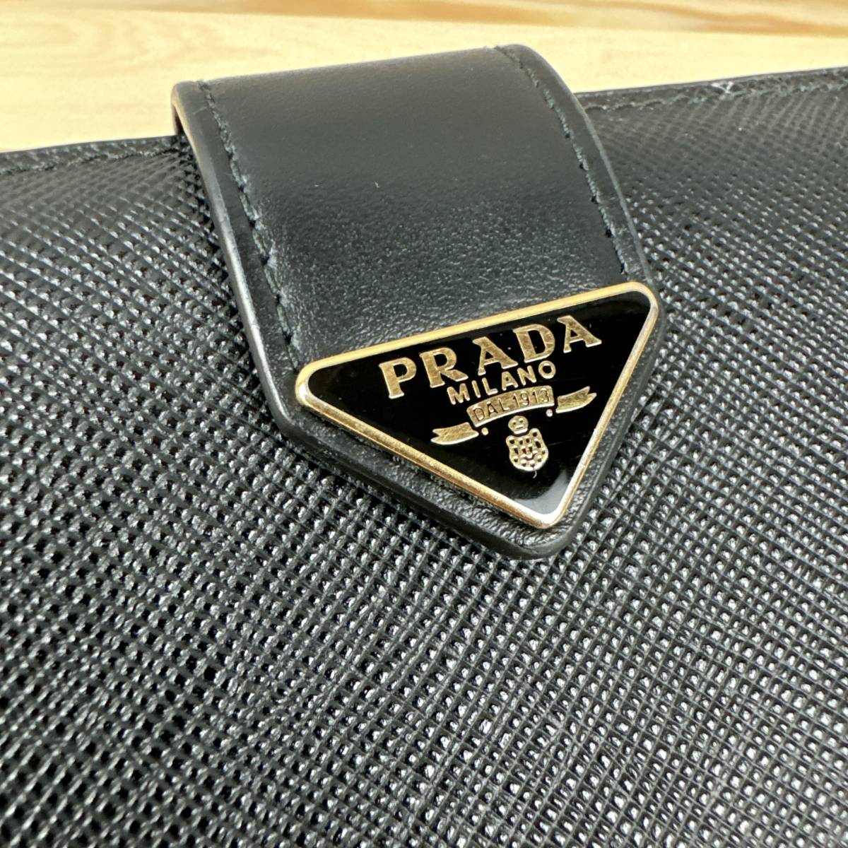プラダ PRADA 二つ折り長財布 三角プレート ブラック 1MV025