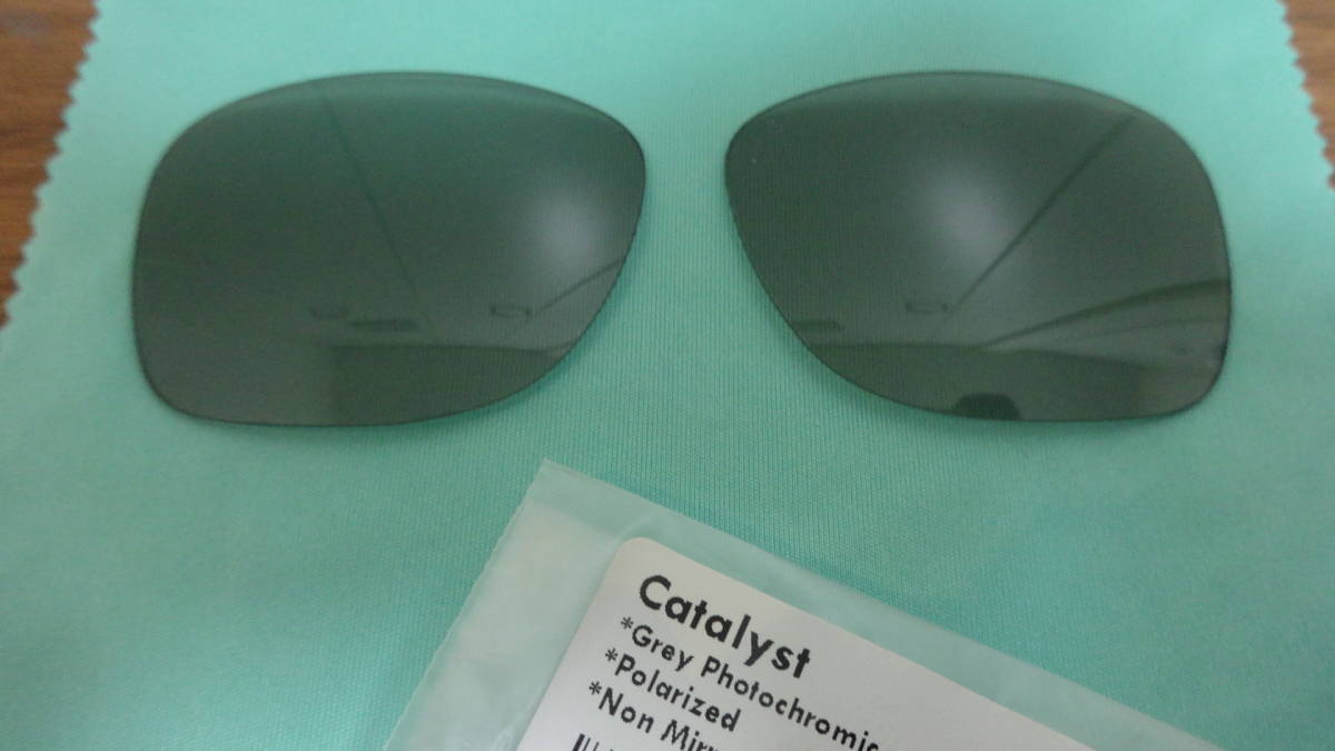 オークリー カタリスト用 カスタム偏光・調光レンズ Polarized - Grey Photochromic 　Lenses for Oakley Catalyst _画像1