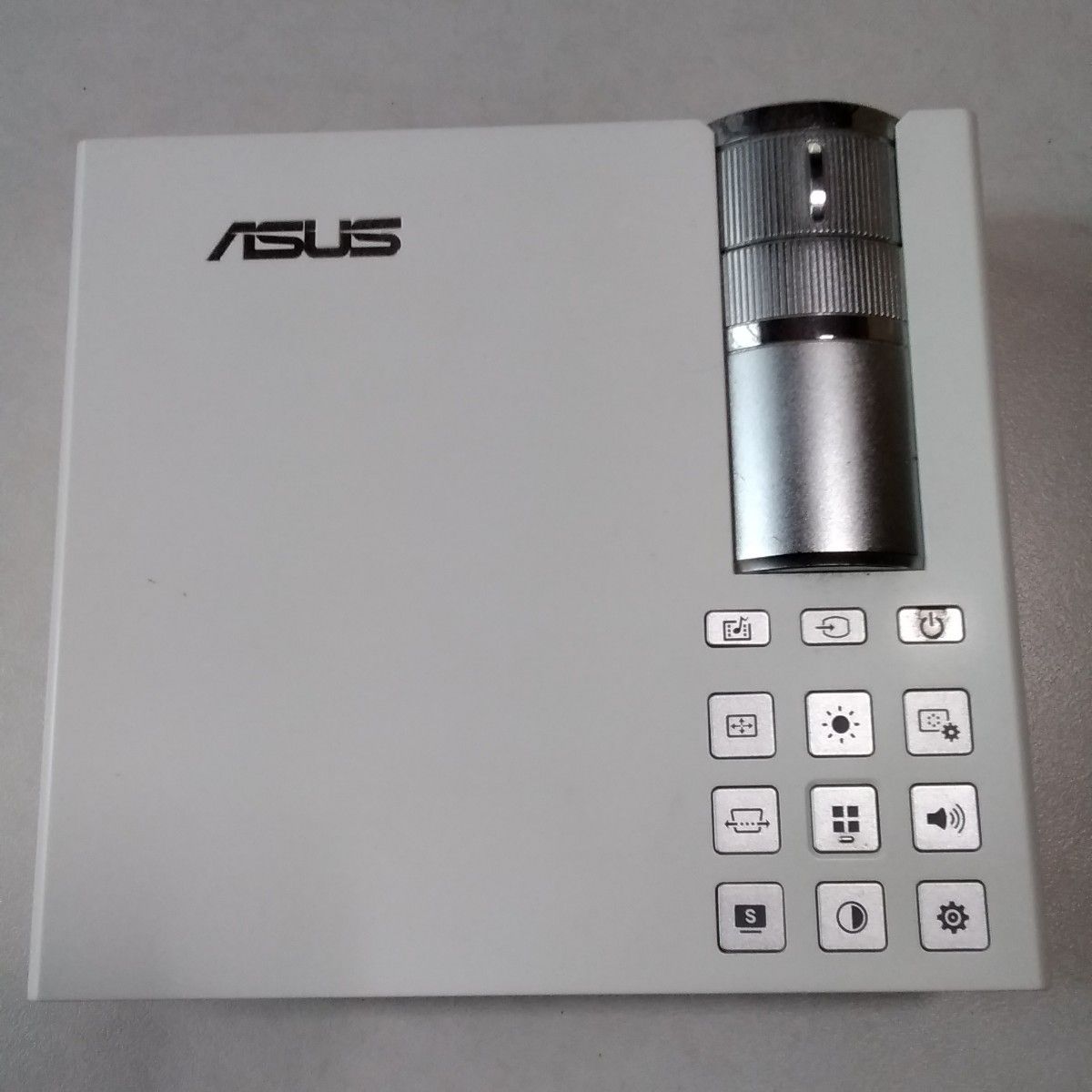 ASUS　DLPプロジェクター　P2B