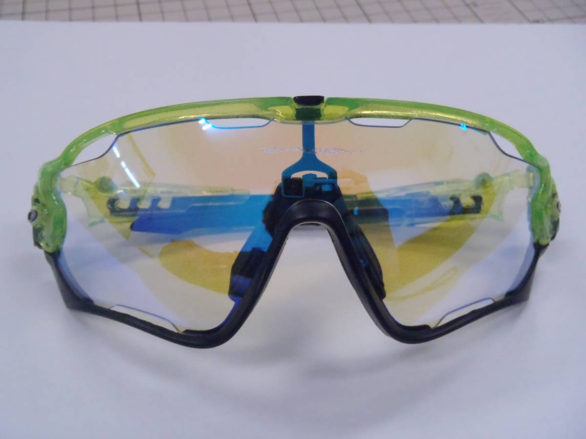 【定形外送料込】【ブルーミラー調光レンズ】ジョウブレイカー用フォトクロミックレンズ (オークリー PHOTOCHROMIC JAWBREAKER クリア 青 )_装着した様子　※フレームは付属しません。