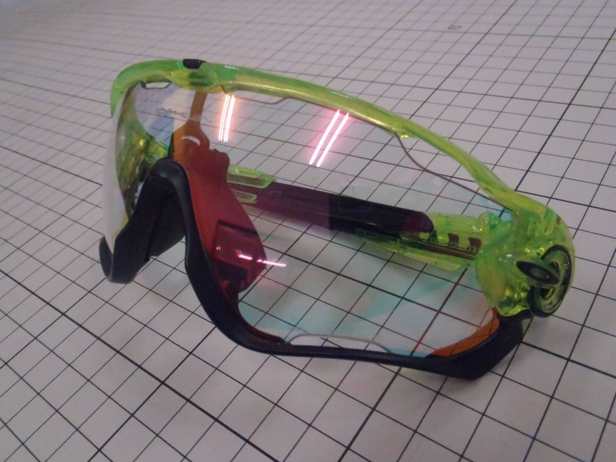 【定形外送料込】【レッドミラー調光レンズ】ジョウブレイカー用フォトクロミックレンズ (オークリー PHOTOCHROMIC JAWBREAKER クリア 赤 )_装着した様子　※フレームは付属しません。