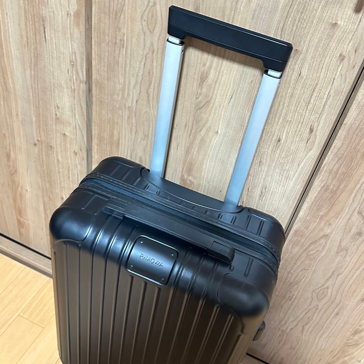 美品】 現行品 リモワ エッセンシャル キャビンS 機内持込 34L 4 美品】 現行品 リモワ エッセンシャル キャビンS 機内持込 34L 4