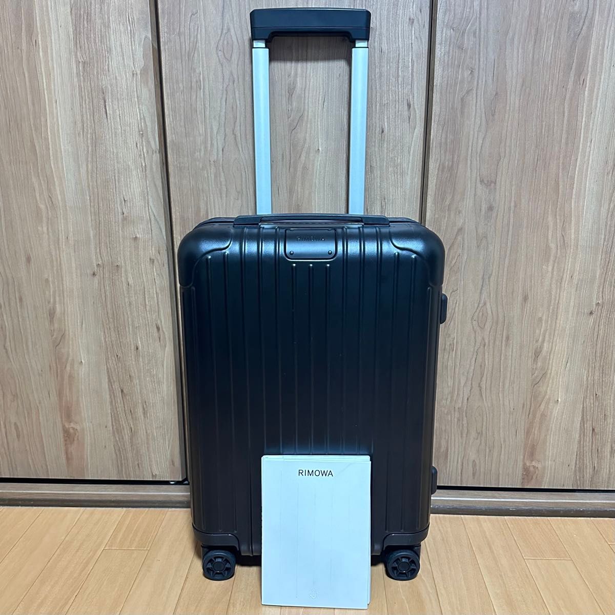 美品】 現行品 リモワ エッセンシャル キャビンS 機内持込 34L 4 美品】 現行品 リモワ エッセンシャル キャビンS 機内持込 34L 4