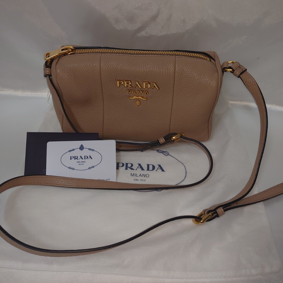 １円～【美品】プラダ PRADA シボ革 レザー ベージュ ショルダーバッグ ロゴバッグ ゴールド 即決 送料無料 正規品 ミニショルダーバッグ_画像1