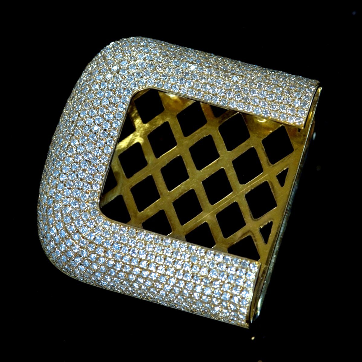 F3368 天然絶品ダイヤモンド 最高級18金無垢セレブリティバックル 重量62.7ｇ バックルフルセット 幅37.6×35.8mm ベルト幅31.7mm