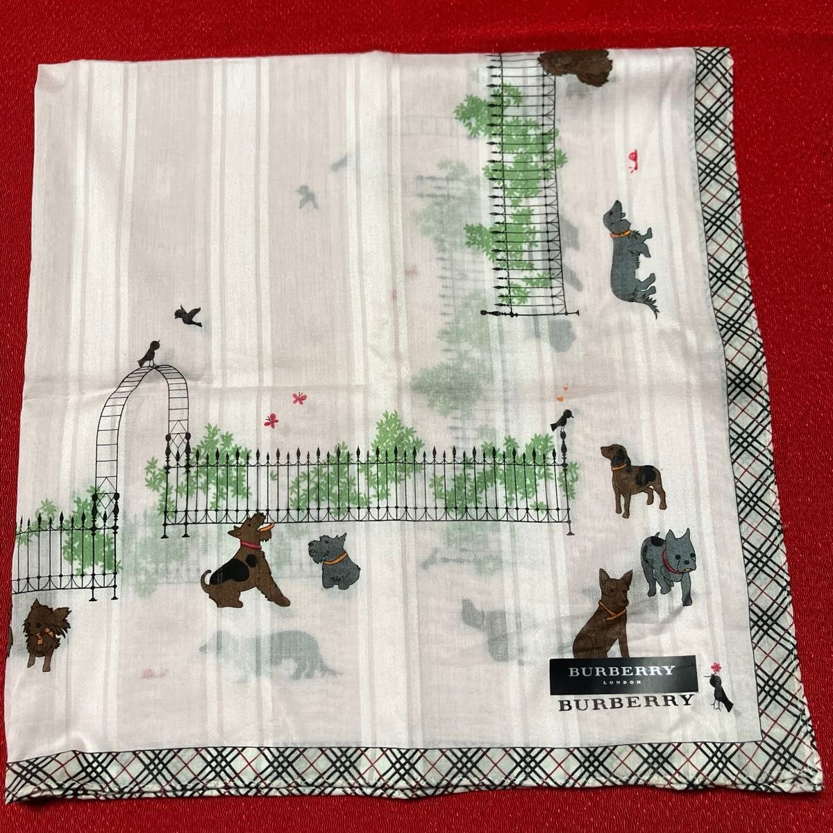 BURBERRY バーバリーハンカチ 透かしストライプ ピンクノバ BURBERRY バーバリーハンカチ 透かしストライプ ピンクノバ