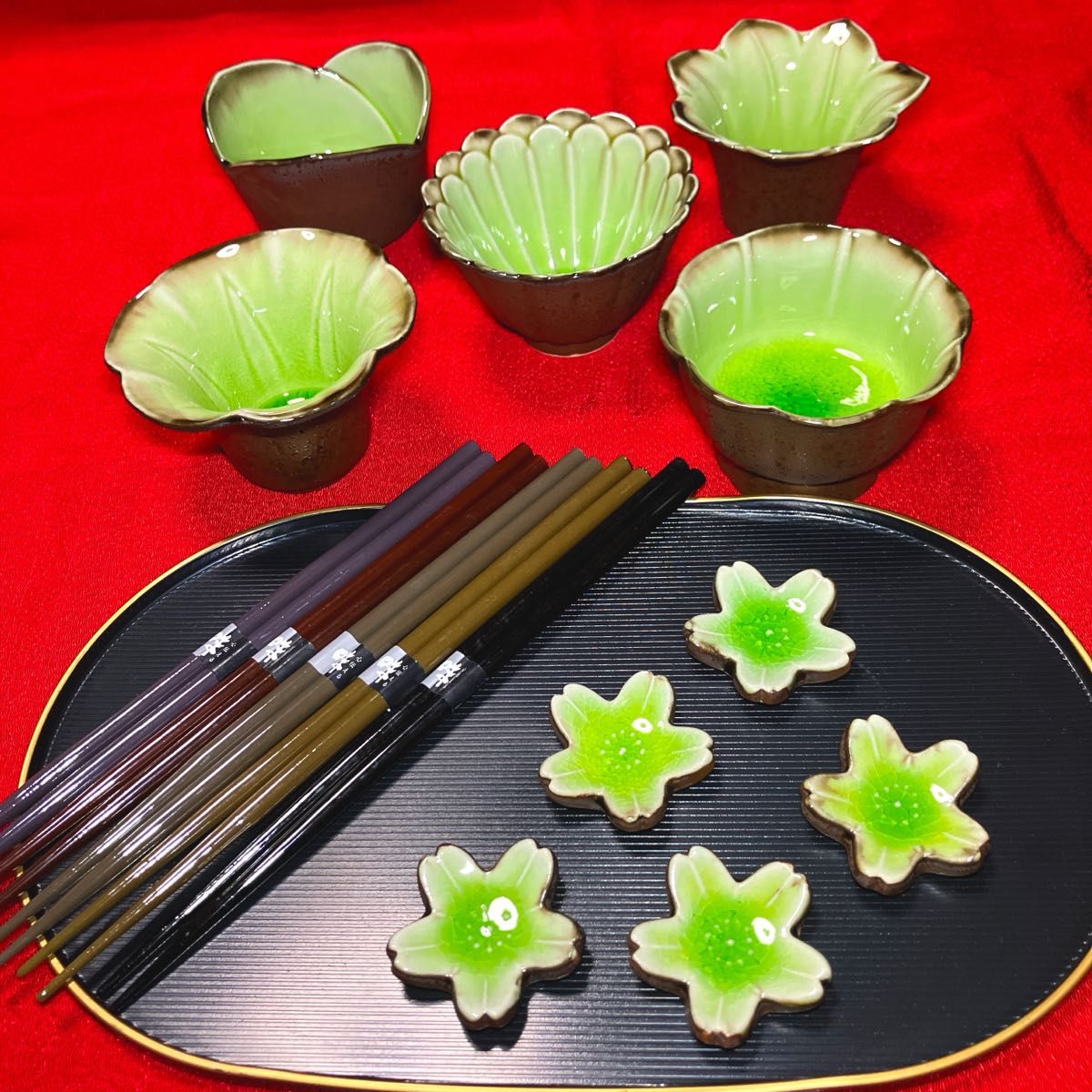 【貫入デザイン】エメラルドグリーン花型小鉢　箸置き・お箸・お盆付き