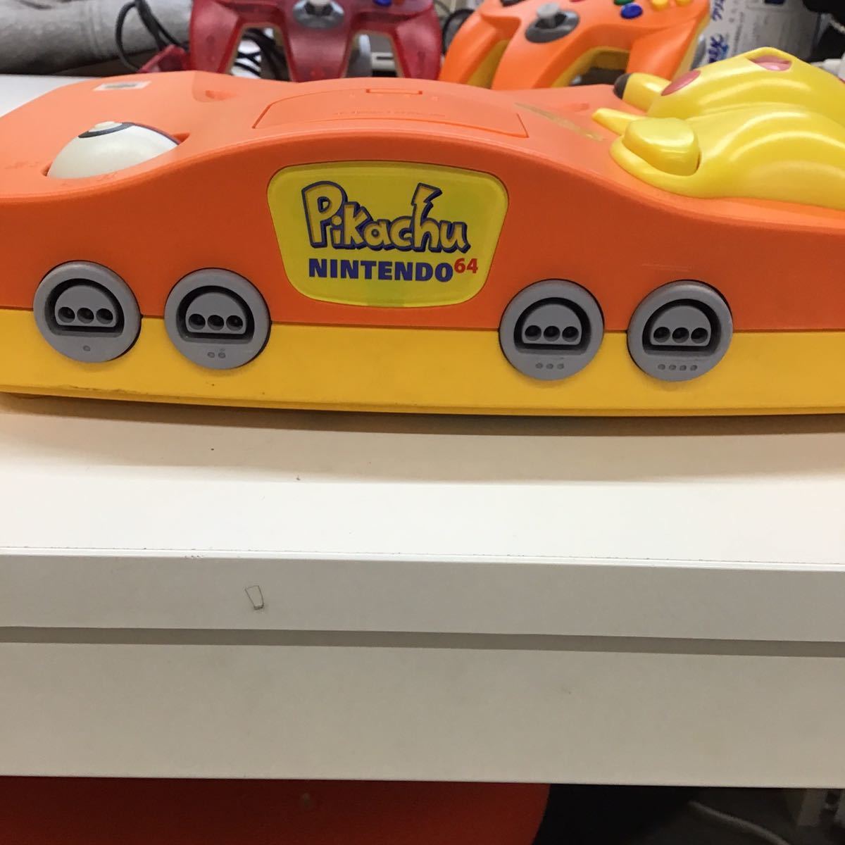 ピカチュウNintendo64 オレンジ×イエロー コントローラー ピカチュウNintendo64 オレンジ×イエロー コントローラー