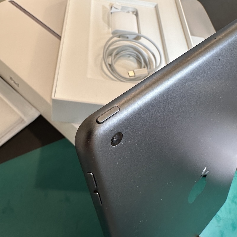 【新品同様品】 iPad 第9世代 MK2K3J/A 64GB Wi-Fi モデル Space Gray スペースグレイ 付属品 　おまけケース・フィルム付き　充電7回_画像4