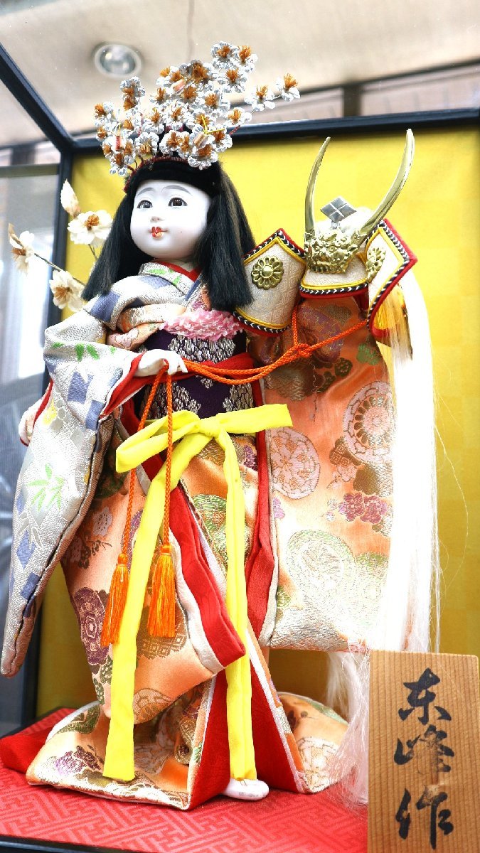 ひな人形 舞踏人形 兜引き 日本人形 振袖 43cm 豪華な朱色 花柄着物 日本女性 市松人形　八重垣姫　東峰作　横38×奥行31×高さ55ｃｍ_画像1