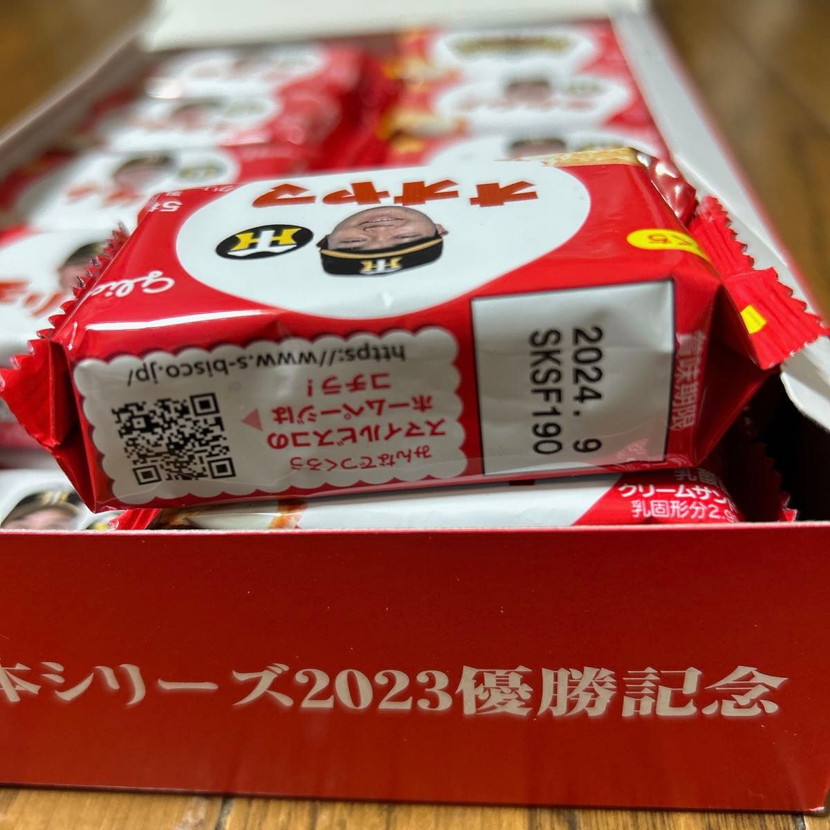 阪神タイガース グリコ スマイルビスコ 20個入り1箱 優勝記念 阪神タイガース グリコ スマイルビスコ 20個入り1箱 優勝記念