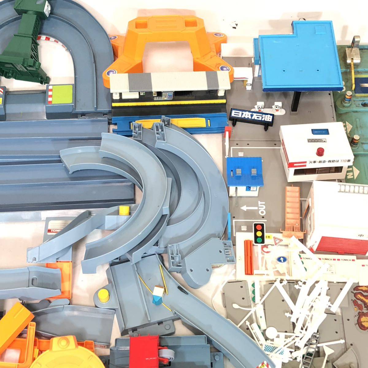 TAKARA TOMY タカラトミー tomica トミカ プラレール 曲線 直線 レール 道路 踏切 ブロック橋脚 駅 コンビニ 約 13kg 大量 セット まとめて_画像3