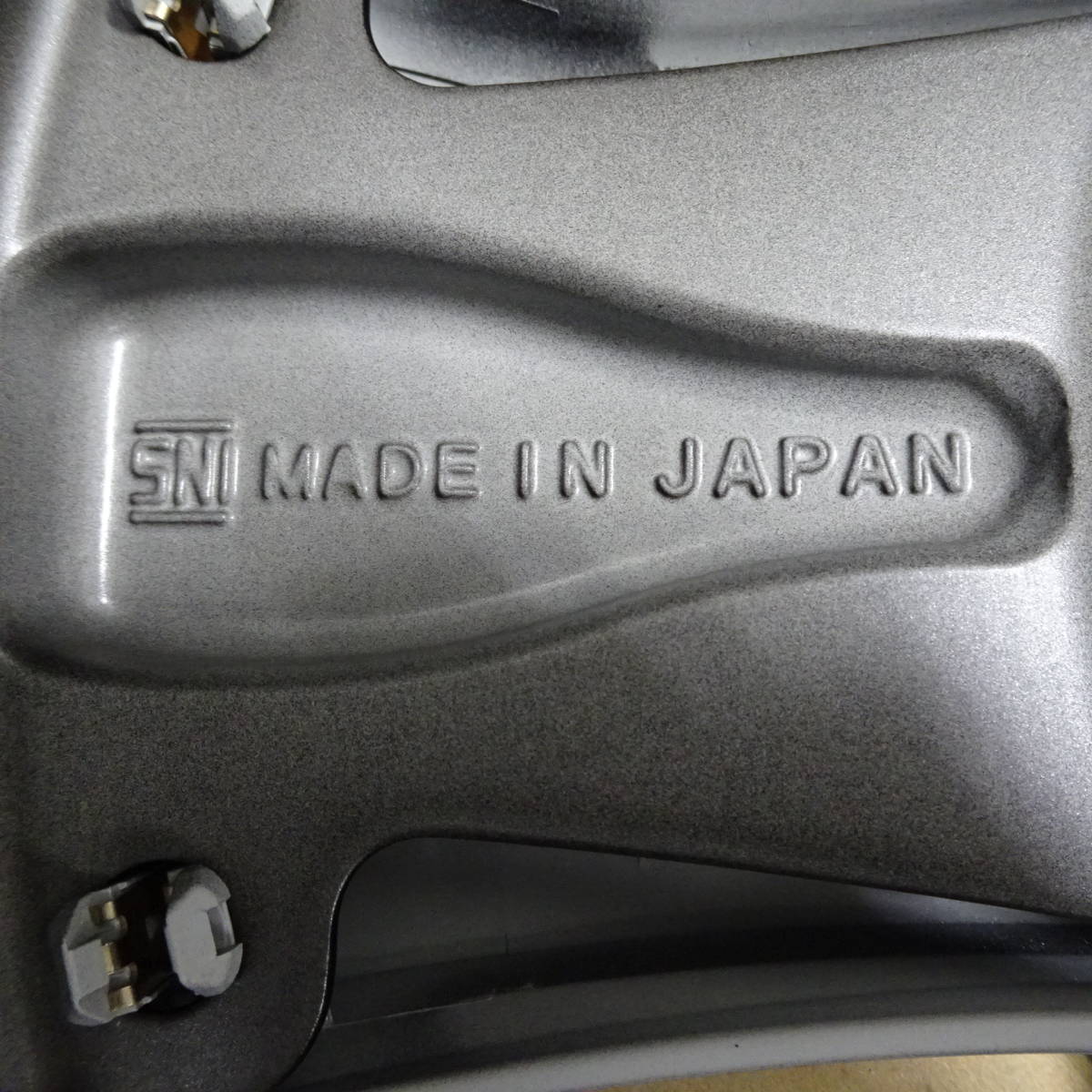 ★ 新車外し 送料1200円～ トヨタ 50系 プリウス 後期 純正 17インチアルミホイール 1本 ④ 送料安い ENKEI 日本製_画像5