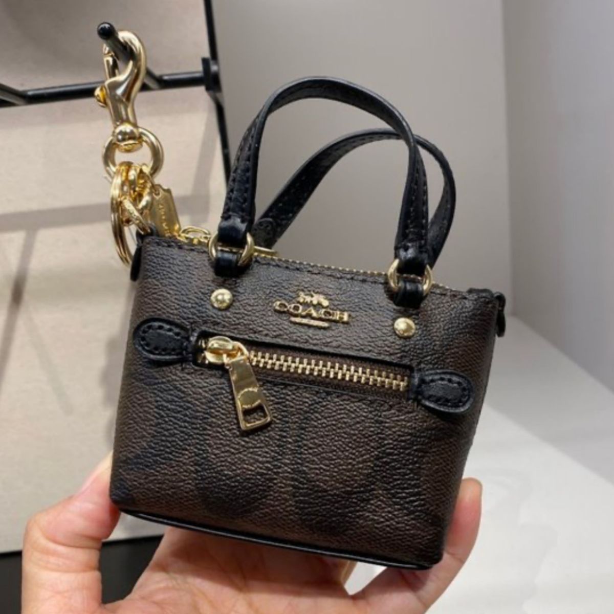 ラスト1点！[新品] coach シグネチャーキャンバス　ミニギャラリーバッグチャーム