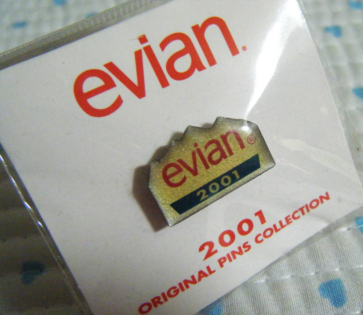 エビアン　ｅｖｉａｎ　２００１　販促・宣伝用ピンバッジ　　形大きさいろいろ４種類　　大きさ 1.5㌢×1.5㌢ぐらい ＠長期保管品_画像3