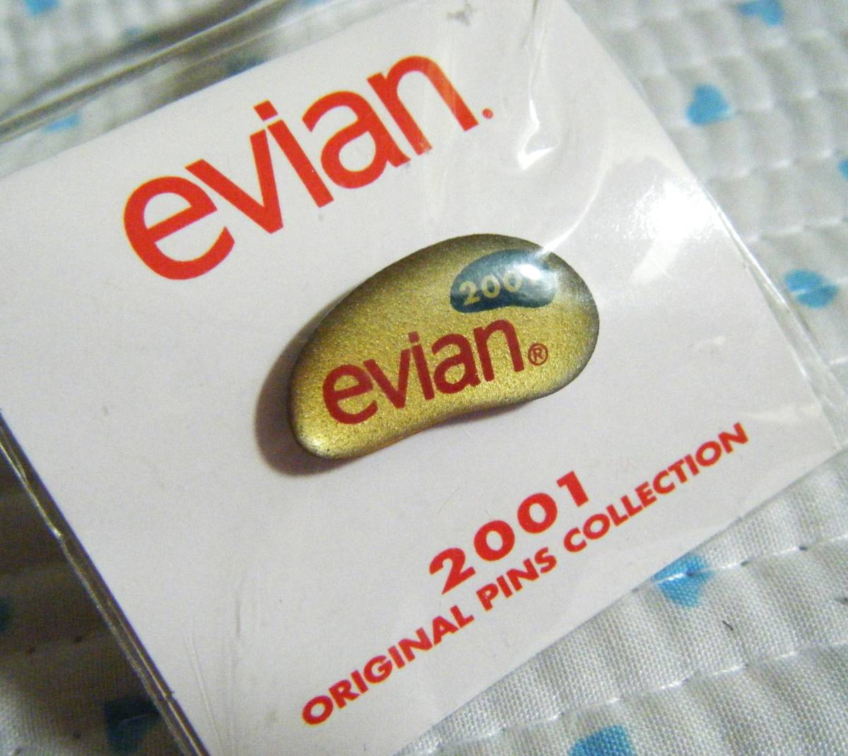 エビアン　ｅｖｉａｎ　２００１　販促・宣伝用ピンバッジ　　形大きさいろいろ４種類　　大きさ 1.5㌢×1.5㌢ぐらい ＠長期保管品_画像2