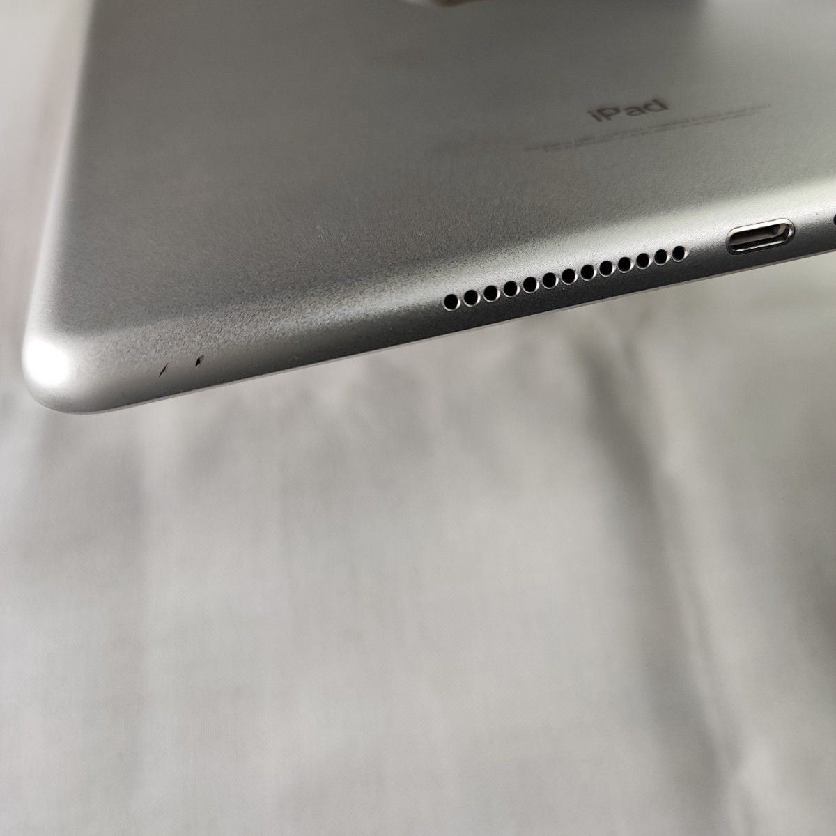 iPad 第5世代 Wi-Fiモデル シルバー 32GB 無印 ケース付|Yahoo iPad 第5世代 Wi-Fiモデル シルバー 32GB 無印 ケース付|Yahoo