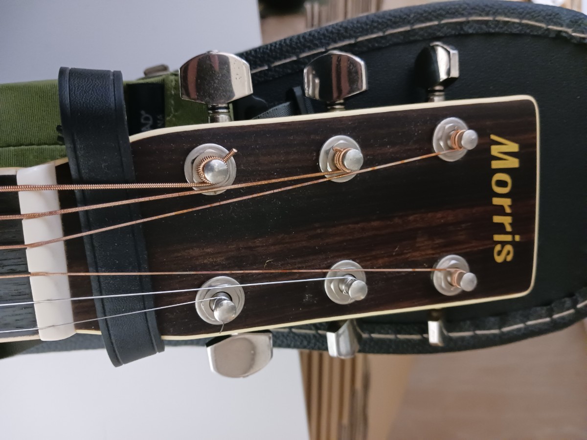 中古 アコースティックギター Morris MD-510 ハードケース、ストラップ、スペア1～4弦付き 汚れ、傷、黄ばみ、凹みあり_画像2