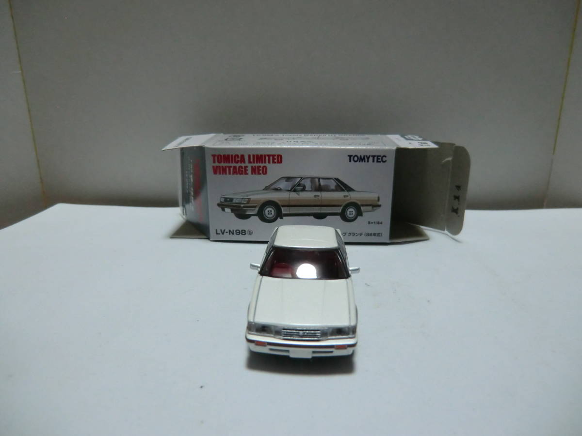 【tomica LIMITED VINTAGE NEO MADE IN CHINA製 LV-N98 トヨタ マ-クⅡHTグランデ(86年式)・現状品】 白/金色ボディー+専用ホイル装着品_画像4