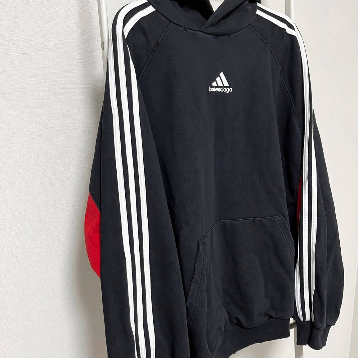 美品 BALENCIAGA×adidas バレンシアガ アディダス 23SS ダメージ加工 スリーライン プルオーバーパーカー 712395 TNVA8 Lサイズ ブラック_画像9