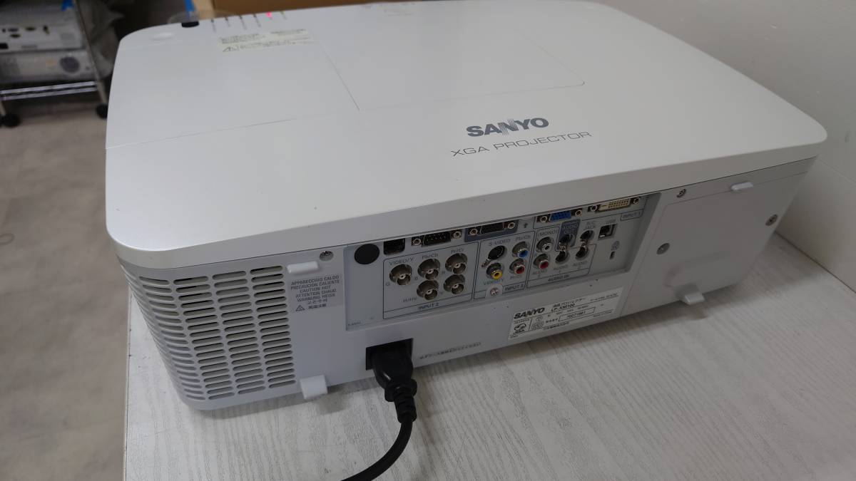 【良品】SANYO 液晶プロジェクター LP-XM100 5000ルーメン 使用時間239h LNZ-T20 LNZ-T21 動作品_画像4