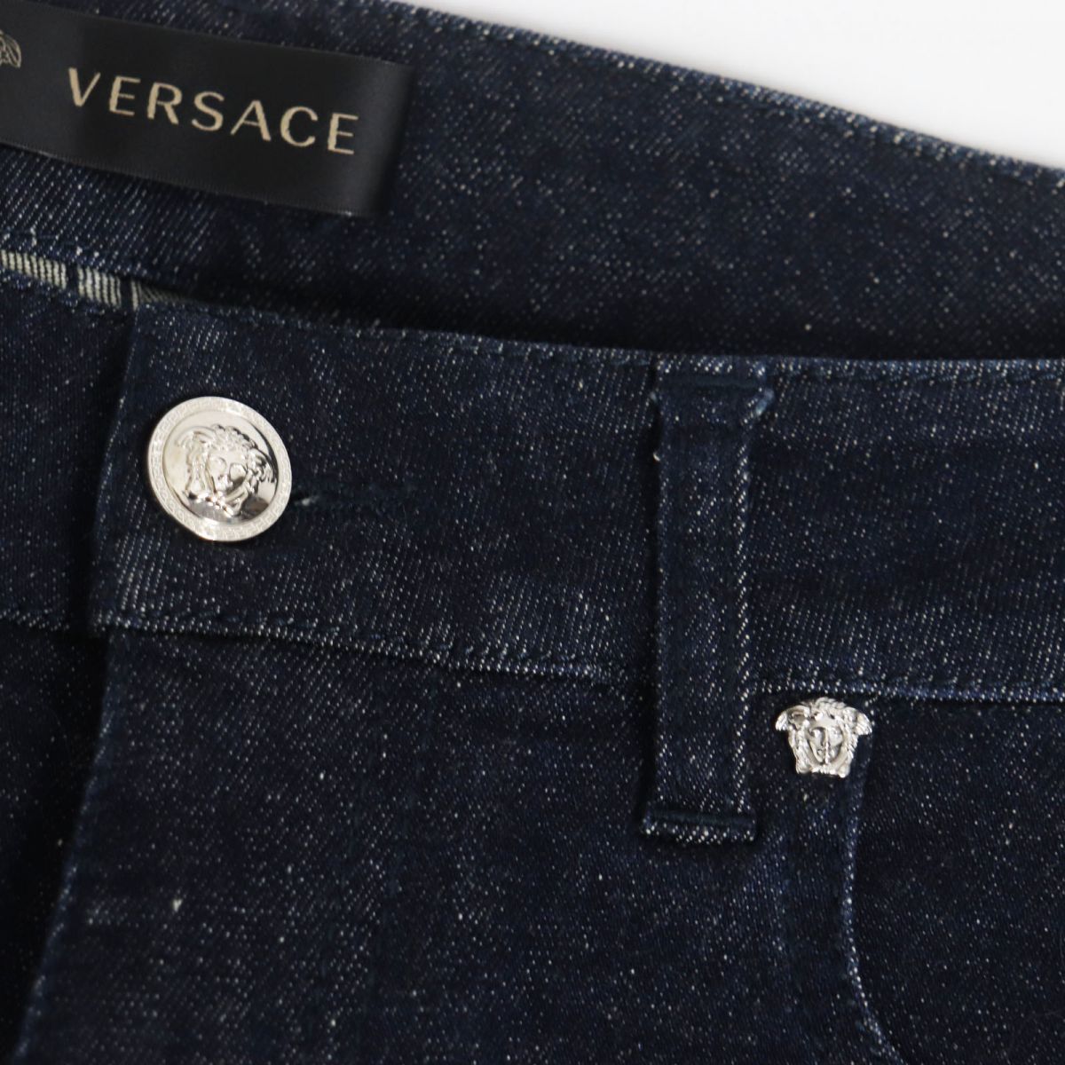 【ドンドン見直し】極美品●2018年製 VERSACE ヴェルサーチ メデューサボタン レザーパッチ デニム/ジーンズ 30 青系 伊製 正規品 メンズ_画像6