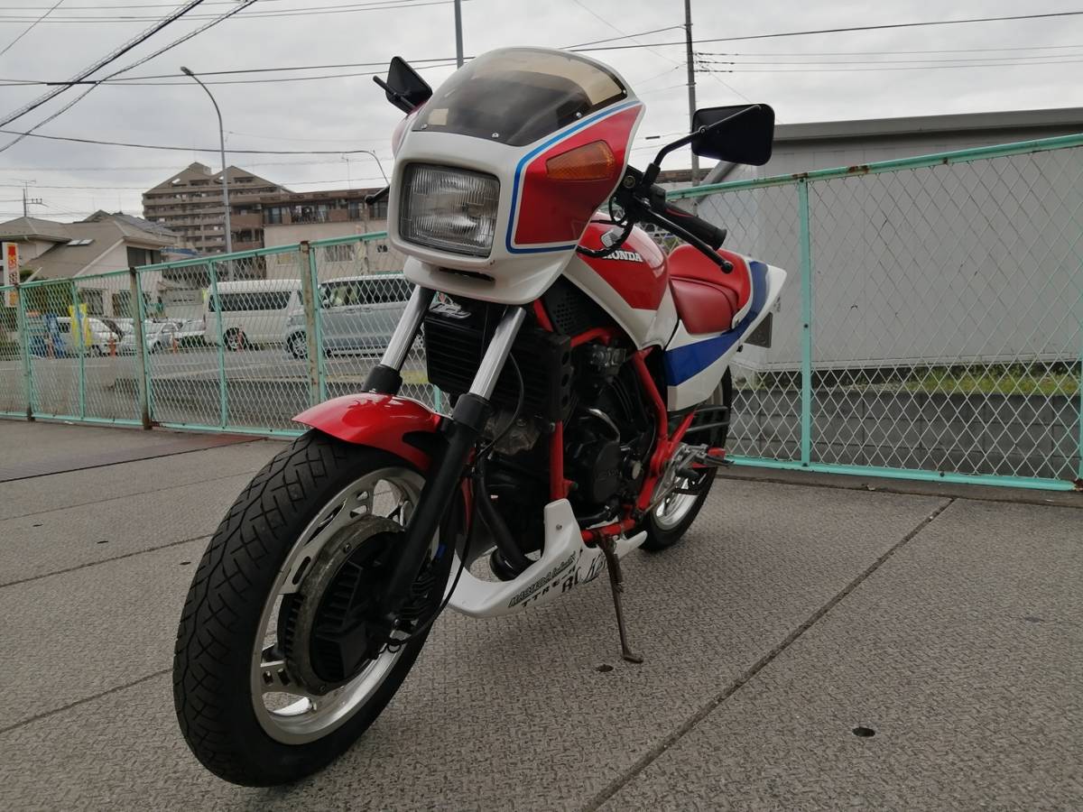 人気急上昇中　VT250F　トリコロール　CB1100R仕様　YSSサス　メガホンマフラー　アクオスセパハン　デイトナステップ　１つ難あり_画像5