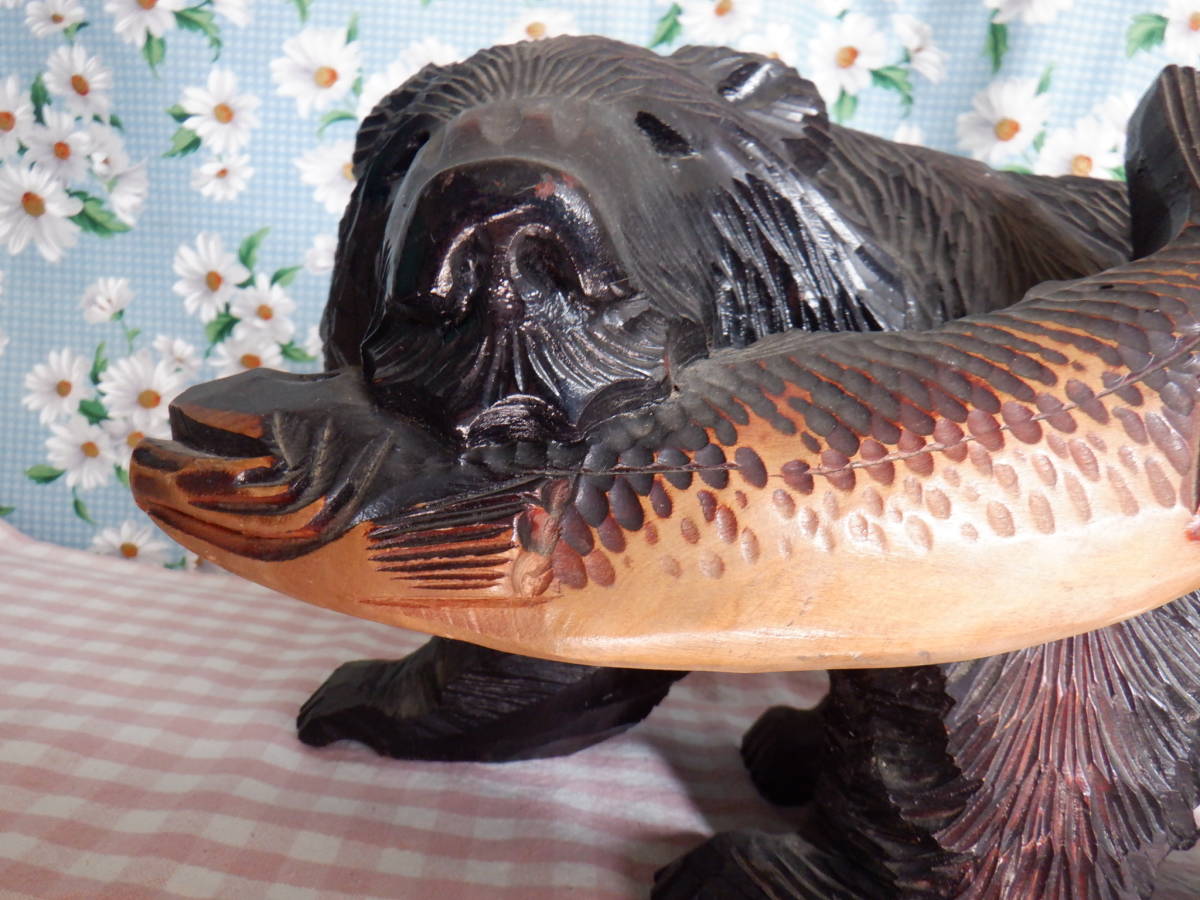 Ｄ1『鮭をくわえた木彫りの熊の置物　北海道　民芸品　彫刻　インテリア～長期保管品』～B