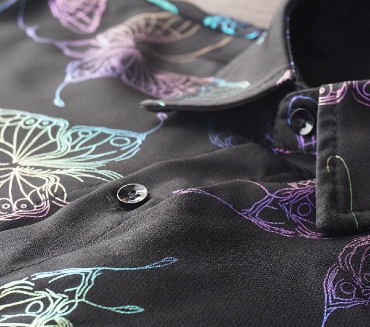 大きいサイズ 煌びやかなレインボーカラーのラメ 蝶柄 長袖 シャツ 総柄 トップス きれいめ 派手目 個性的 メンズ ブラック 黒