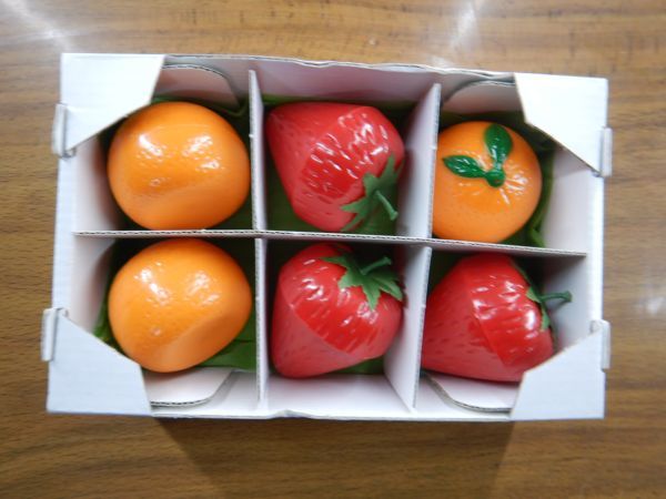 ミニチュア　果物盛り合わせケース　マイケル農園122401 17x10.5h4.5cm イチゴ　みかん　果物の中に飴玉くらいは入ります。小物入れ　_画像2
