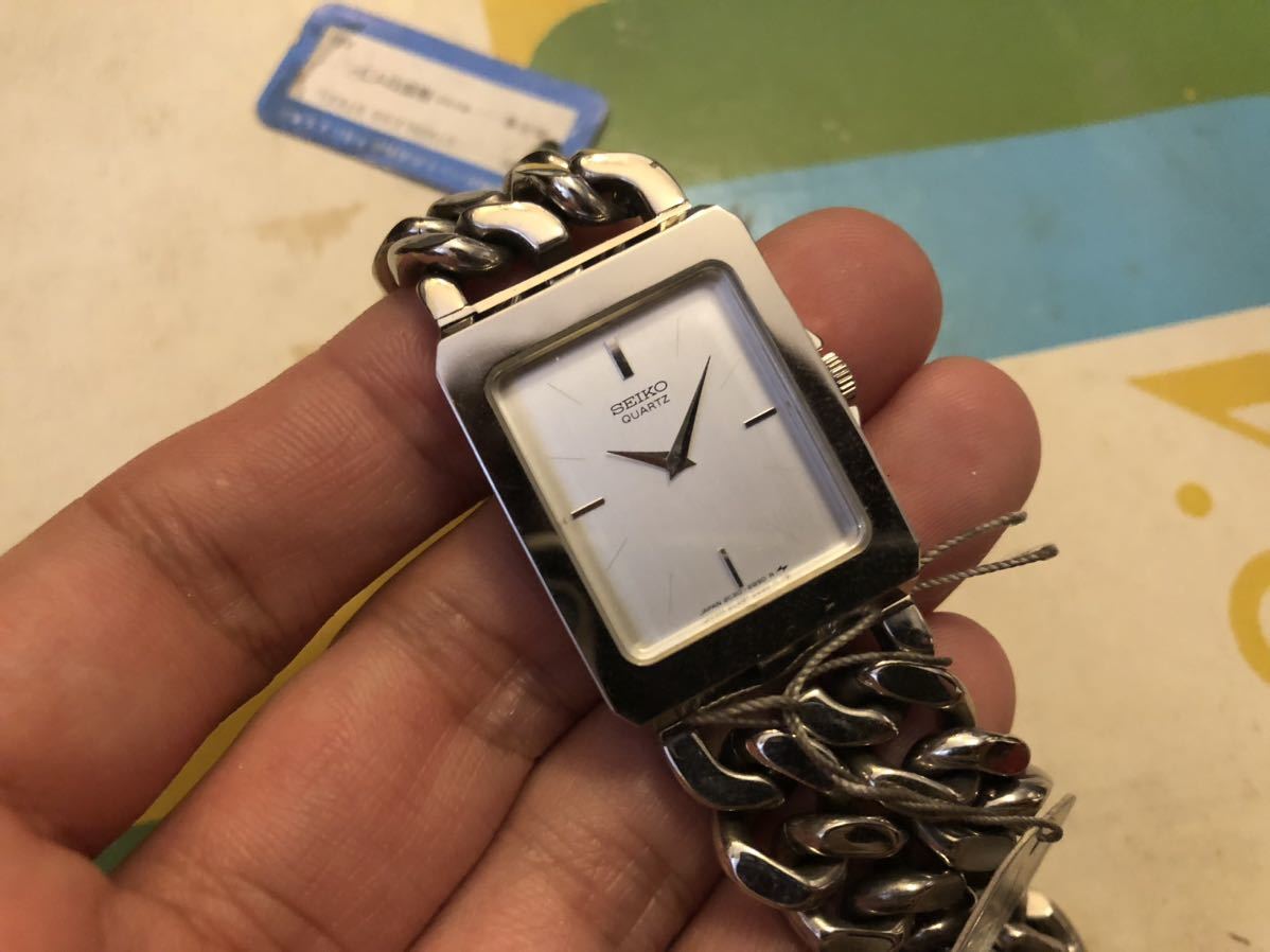 未使用デッドストック品 希少レアデザインSEIKO セイコー 腕時計 未使用デッドストック品 希少レアデザインSEIKO セイコー 腕時計
