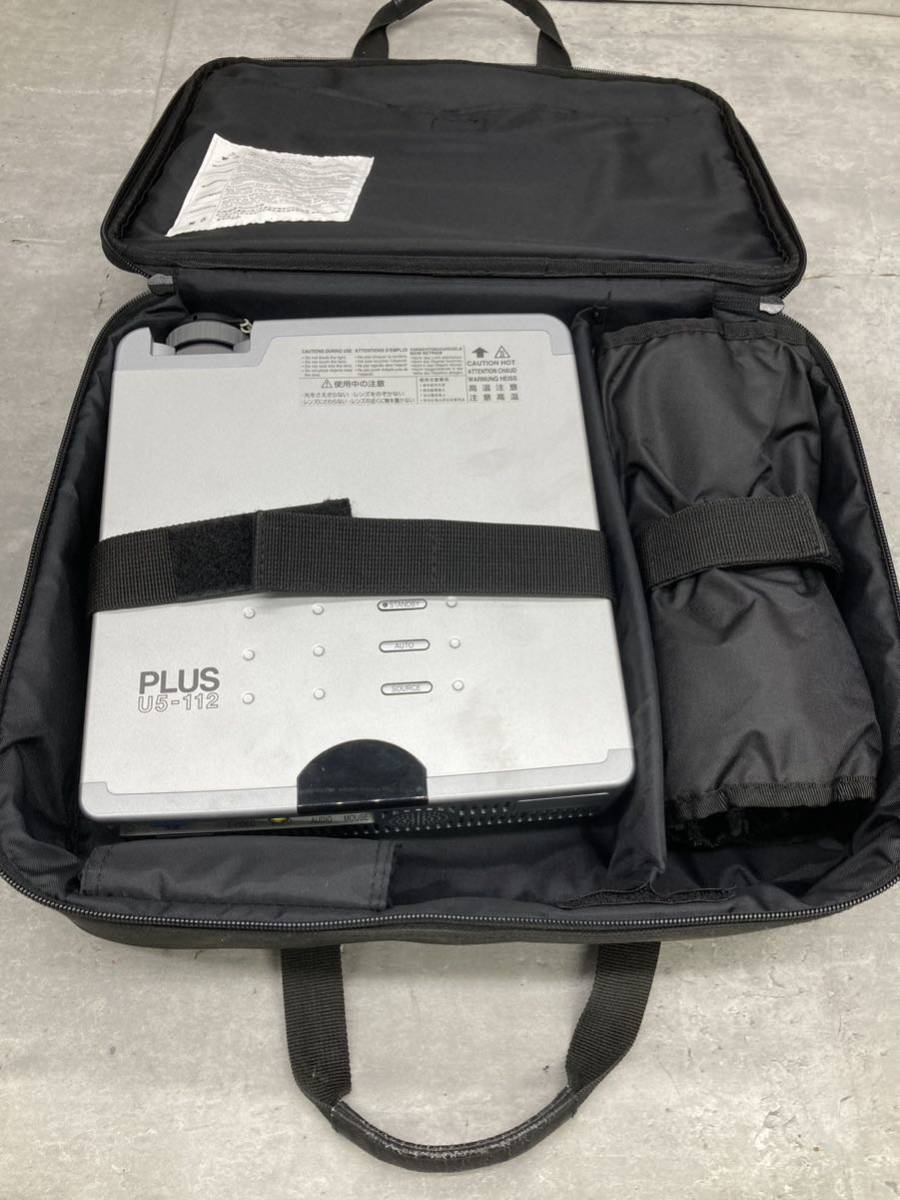 1A63 PLUS U5-112 小型プロジェクター 映像機器 プロジェクター 取扱説明書付き 収納鞄付 動作未確認 現状品 鞄劣化ありの画像1