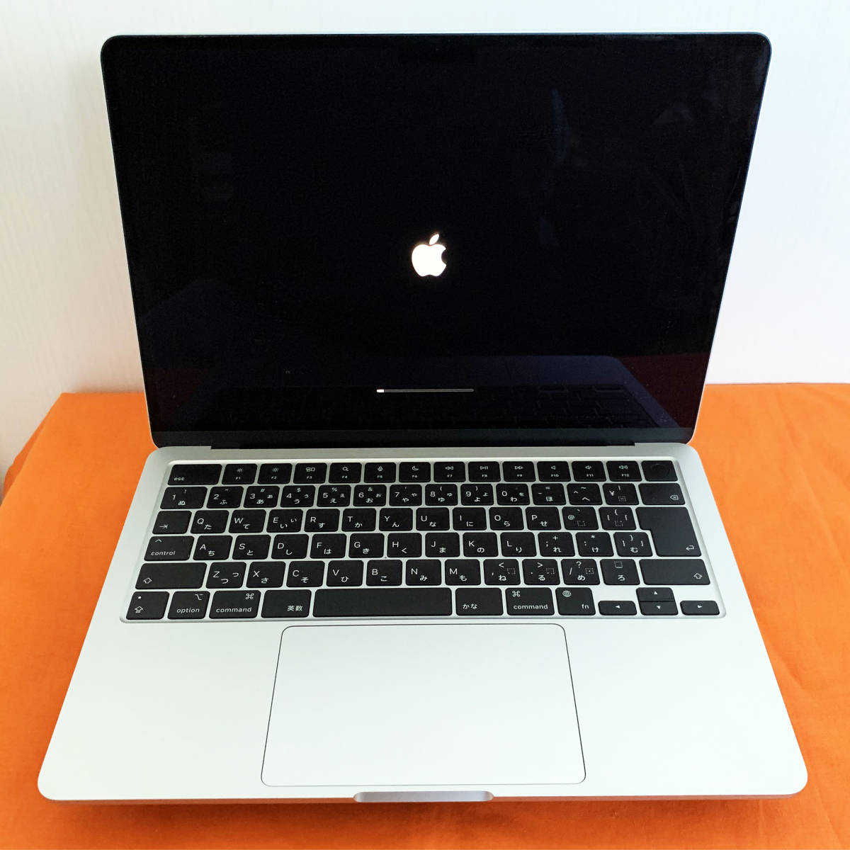 Apple MacBookAir 2022 FLXY3J/A M2チップ メモリ8GB/SSD256GB【充放電回数6回・最大容量100%】_画像1