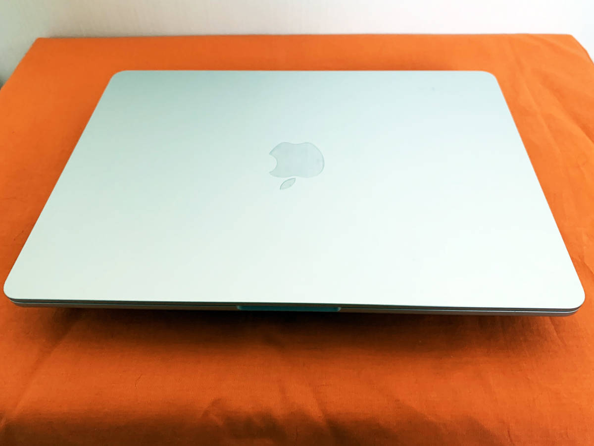 Apple MacBookAir 2022 FLXY3J/A M2チップ メモリ8GB/SSD256GB【充放電回数6回・最大容量100%】_画像2
