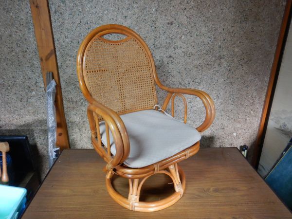 籐製　椅子　座椅子　回転　111702 53X53XH80(座高32)CM 木製　いす　チェアー 座布団処分_画像1