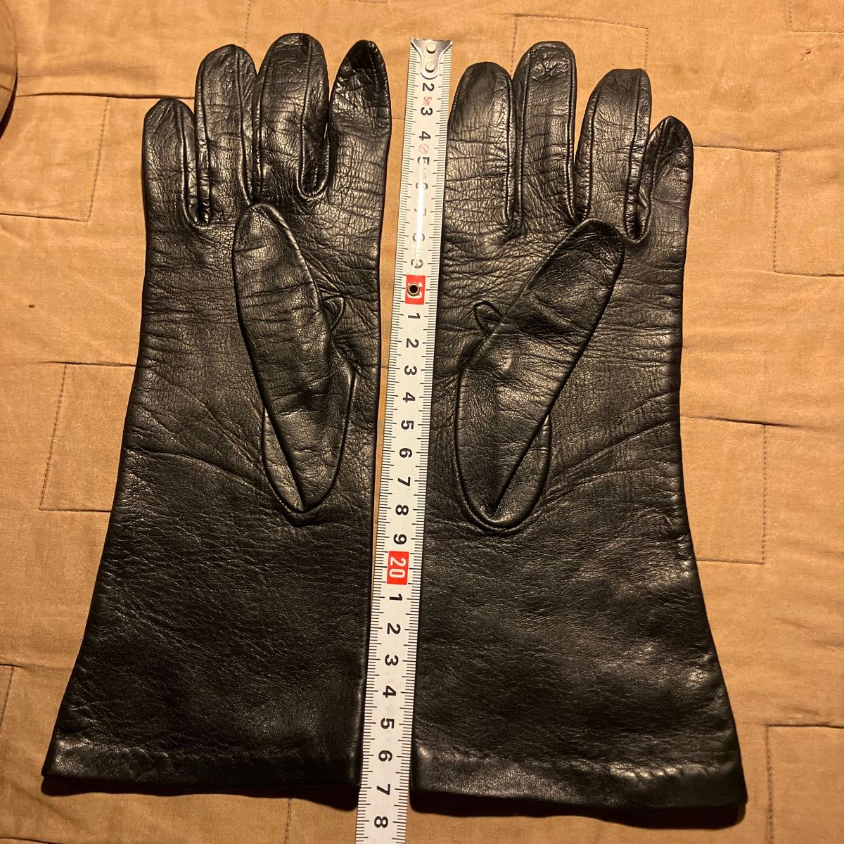 イタリア製レザー手袋カットワークがきれいです。 ブラック レザーグローブ裏地なくフィット感がきれいです。サイズ細身の7位です