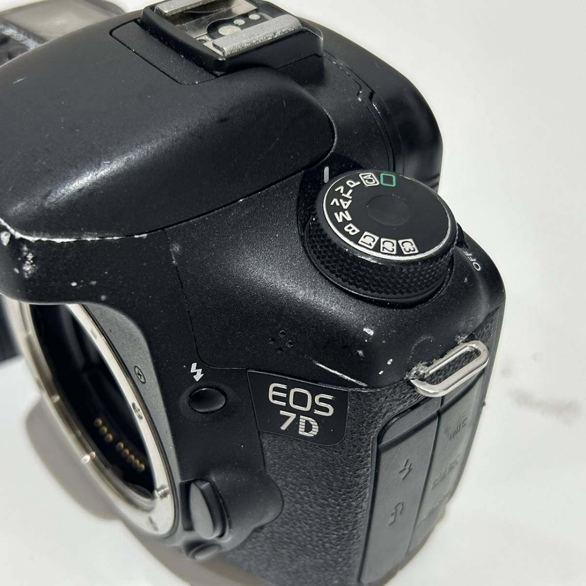 【AMT-8747】Canon キャノン EDS 7D イオス 本体のみ ジャンク品 一眼レフ 約1800万画素 デジタル カメラ デジカメ ブラック 保管品_画像4