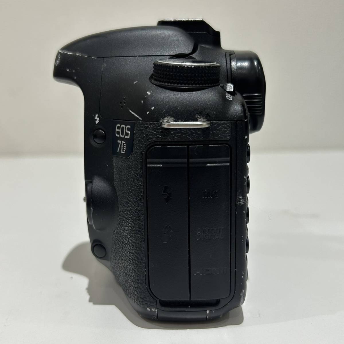 【AMT-8747】Canon キャノン EDS 7D イオス 本体のみ ジャンク品 一眼レフ 約1800万画素 デジタル カメラ デジカメ ブラック 保管品_画像7
