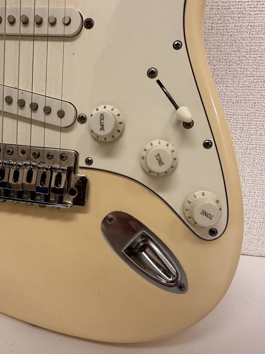 W308-T18-351 Fender フェンダー エレキギター ストラトキャスタータイプ 本体カラーホワイト ソフトカバーあり 音出し確認済み③_画像5