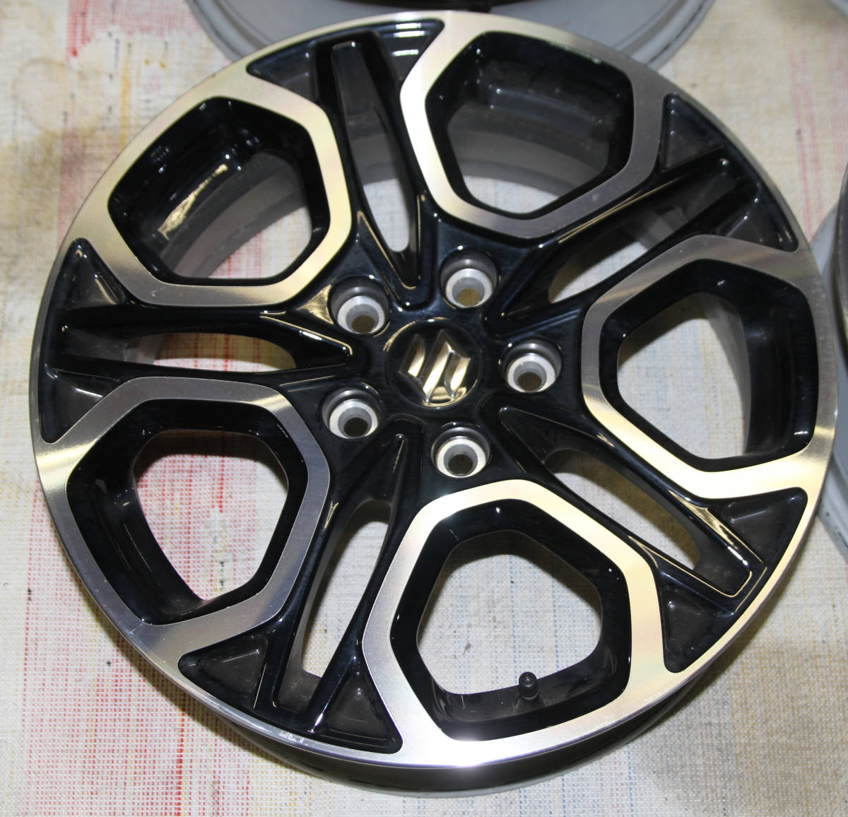 スズキ　スイフト（ZC33S）純正17インチ　アルミホイール　4本セット　17×6.5J　PCD114.3　5孔　　SD24W_画像3