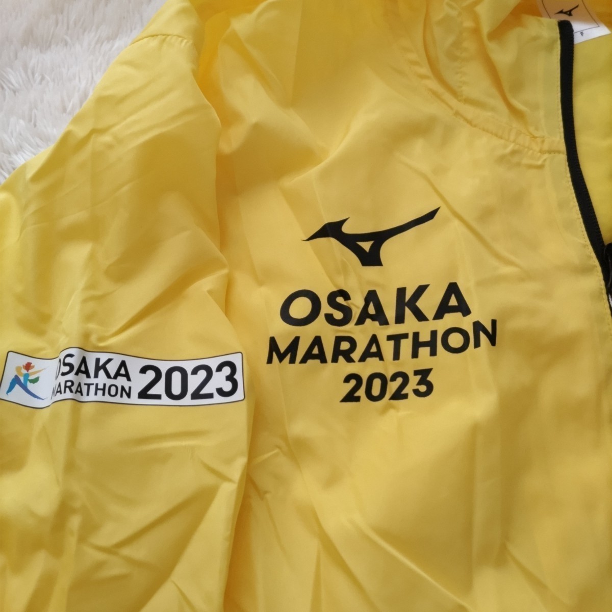 送料無料　２０２３年大阪マラソン　MIZUNO　ウインドブレーカー　_画像2